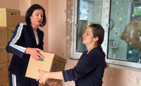 50 “пакунків малюка” з Німеччини отримали породіллі Покровська