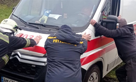 Швидка їхала з хворою дитиною до лікувального закладу та застрягла у бездоріжжі