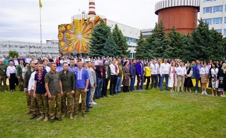 Колектив ПАЕС приєднався до Всеукраїнського флеш-мобу «Вишиваємо Перемогу». Фото