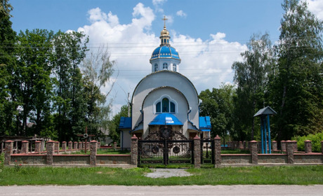 У Шманьківчиках, що на Чортківщині, в одному з храмів є унікальні ворота із символікою (+ фото)