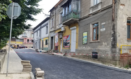 У Чорткові найкоротша вулиця міста дістала нове асфальтне покриття