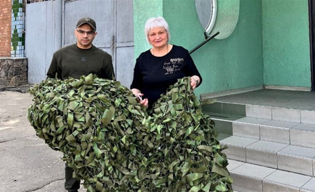 На День захисту дітей волонтери Миколаївщини представлять найбільшу маскувальну сітку в області