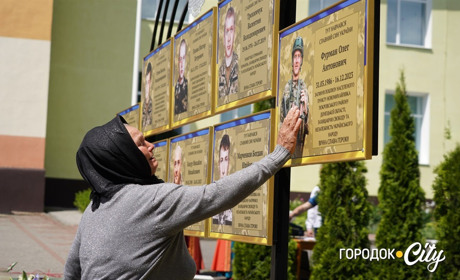 У Лісоводах відкрили Меморіальну дошку. На ній викарбувані імена вісьмох Героїв