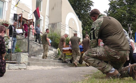 Історія простого хлопця Олександра Таїпова, який став Героєм. Його поховали на Алеї Слави у Сатанові