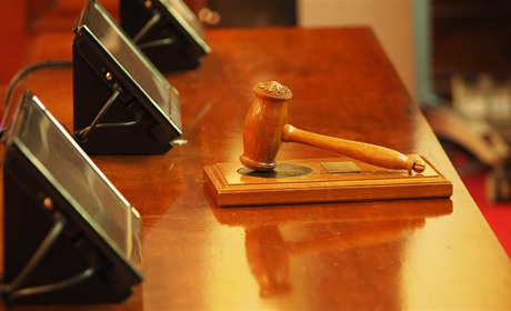 Судили двох сватівчанок, які напились і накинулись на неповнолітню дівчину