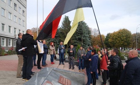 У Новоград пройшла акція протесту "Ні капітуляції"