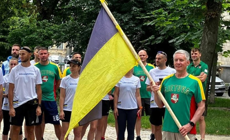 Бігун з Нетішина разом з Rivne Running Club несе прапор України з Бахмуту на саміт НАТО у Вільнюсі