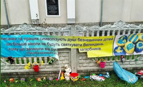 На Житомирщині жінка понівечила біля храму меморіал дітям, що загинули від рук окупантів