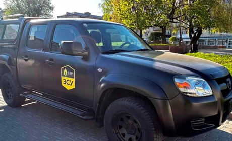 Звягель донатить на ЗСУ: військовим передали автомобільну техніку