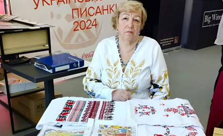 Вишивання нормалізує тиск. Переселенка з Луганщини Тетяна Падалка рятується від смутку рукоділлям
