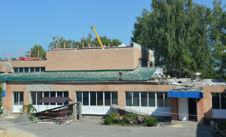 У Сватовому почали ремонтувати дах восьмої школи, його зірвало буревієм ще у червні