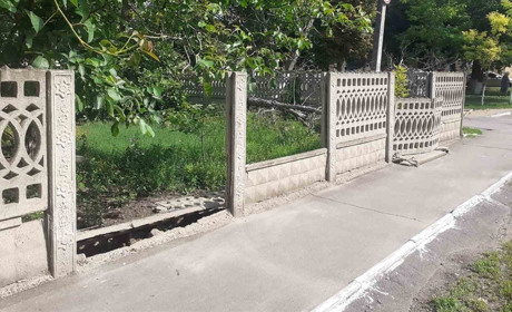 Біляївські поліцейські знайшли тих, хто понівечив паркани жителям вулиці Суворова: це неповнолітні