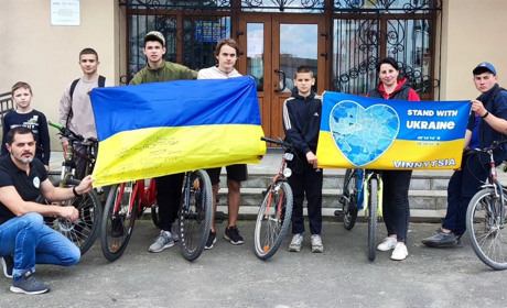 Через Бар до італійського міста Сантьяго-де-Компостела пронесли два прапора України в рамках акції