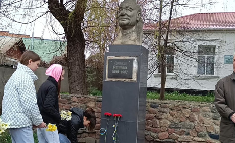 Пам’ять про великого гумориста Степана Олійника: у Балті поєднали гумор, біль і українську гідність