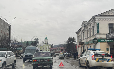 У Кременці під колесами авто загинула жінка
