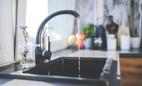 Сватівчан з червня по вересень просять запасатися водою: чому і що потрібно знати