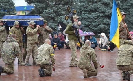 Люди плакали під дощем. В Южноукраїнську провели в останню путь земляка Миколу Споденка