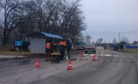 Біля Сватівської першої школи встановили «лежачих поліцейських»