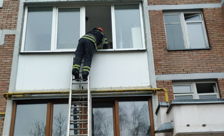 Тіло чоловіка знайшли в багатоповерхівці у Старокостянтинові