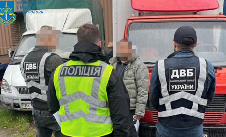 Повідомлено про підозру хмельничанину, який за 1200 доларів США «пропонував» посвідчення водія