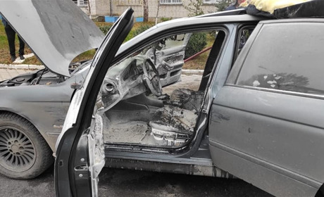 У Вараші горів «BMW»: поліцейські допомагали приборкати вогонь