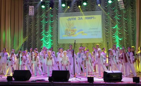 На благодійному концерті у Славуті зібрали понад 18 000 грн на підтримку ЗСУ