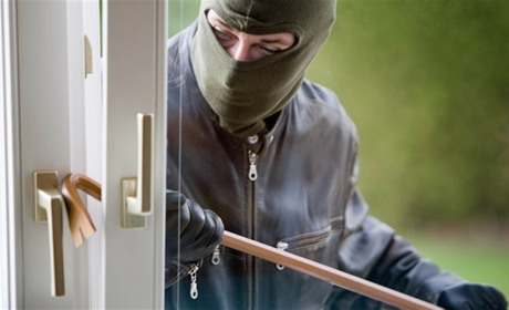 Крадіжка у Ворожбі: злодії залізли в будинок серед білого дня