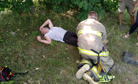 Повис на стовпі: сарненські рятувальники надали першу допомогу електромонтеру