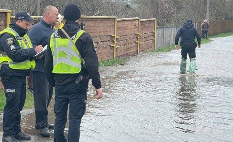На Київщині потоп: водою розмило дамбу та затопило вулиці