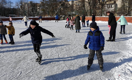 У дитячому містечку Червонограда працює ковзанка