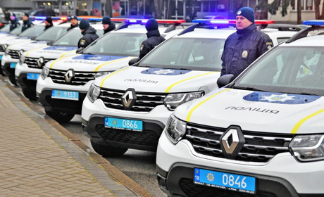 Поліцейські офіцери Вараської громади отримали нові автомобілі