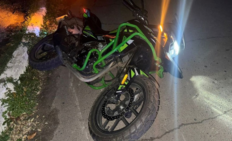 На Переяславщині мотоцикліст злетів із дороги, його госпіталізували: хроніка поліції