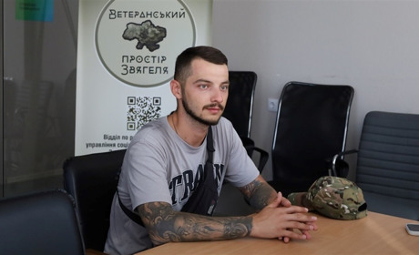 800 км пішки заради побратимів: ветеран Сергій Кукушкін завітав до Звягеля