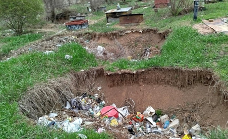 Сміття й покинуті погреби у центрі Жовтих Вод: чи буде порядок?