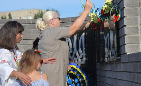 В Южноукраїнську родичі загиблих разом із волонтерами вшанували пам’ять героїв