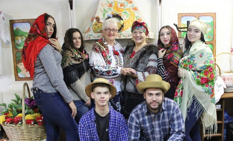 Жіночки та дівчата Мелітополя приміряли українські хустки – навіщо?