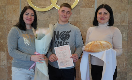 У Городку одружилася пара з Херсонщини. На щасливе життя їх благословляла секретар міськради