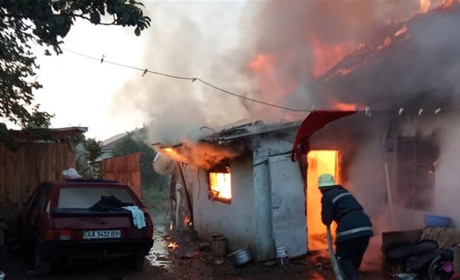 В Майорах через пожежу в будинку родина з дітьми залишилась у скруті: для них збирають допомогу