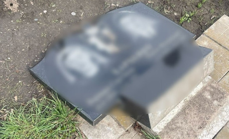 Білопільські поліцейські встановили чоловіка, який вчинив наругу над могилами