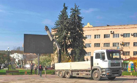 У центрі Чорткова демонтували великий рекламний екран