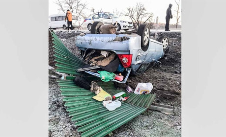 Злетів з дороги та зламав забор: на в'їзді в Кагарлик сталася аварія