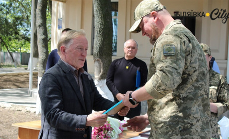 Біляївська громада квітами, подяками і подарунком привітала прикордонників з професійним святом