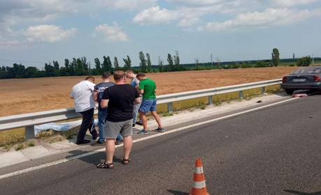Мешканець Золотоноші загинув під колесами автомобіля, який здійснював обгін