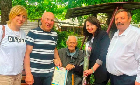 У Звягелі привітали жителів громади, які відсвяткували 100-річний ювілей та новонароджену дівчинку