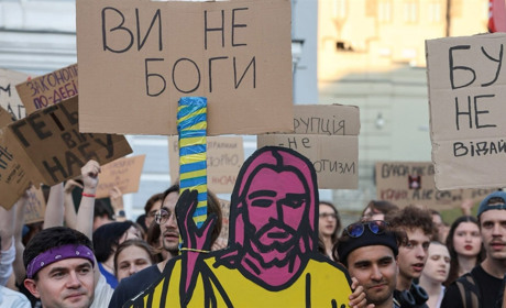 «Картонковий протест» 18+: лозунги молоді як окремий жанр спротиву
