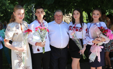 Випускникам Старокостянтинівської громади урочисто вручили медалі