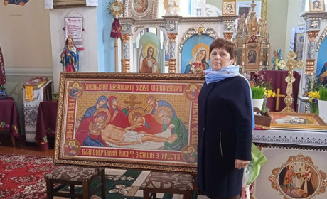Власноруч вишиту Ісусову плащаницю вчителька з Кривенького поофірувала тамтешньому храму
