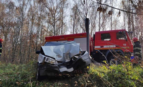 У Славуті надзвичайники ліквідували наслідки дорожньо-транспортної пригоди