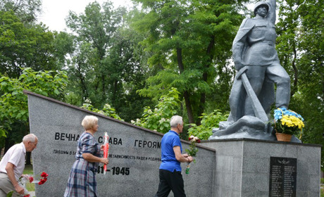 У День скорботи і вшанування пам'яті жертв війни у Покровську поклали квіти до братських могил