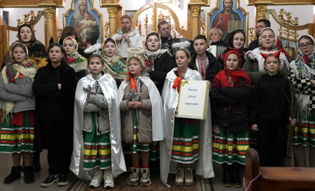 В День св. Миколая фольклорний ансамбль "Джерельце" виступив в греко-католицькій церкві: Фото, відео